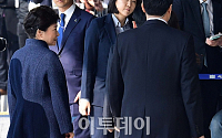 [포토] 취재진 바라보는 박근혜 전 대통령