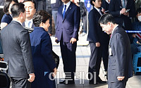 [포토] 검찰 관계자 인사받는 박근혜 전 대통령
