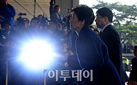[포토]서울중앙지검으로 들어서는 '박근혜 전 대통령'