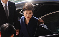 [포토]차량에서 내리는 '박근혜 전 대통령'