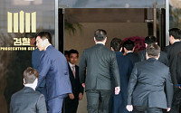 [포토]검찰 문으로 들어서는 '박근혜 전 대통령'