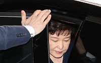 [포토] 밤샘 조사 후 귀가하는 박 전 대통령