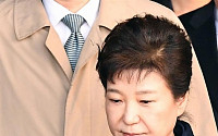 [포토] 차량에 오르는 박 전 대통령