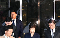 [포토] 밤샘 조사 후 귀가하는 박 전 대통령