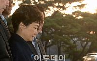 [포토]박근혜 전 대통령 검찰조사종료 '날이 밝아오자 귀가'
