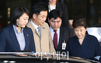 [포토]조사 마치고 지검 나서는 '박 전 대통령'