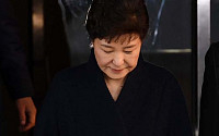 [포토]고개숙인 박 전 대통령 '앞으로 신변은'