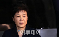 [포토]박근혜 전 대통령이 바라보는 곳은?