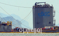 [포토]세월호 '반잠수 선박으로 옮겨질 준비'