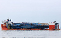 [포토]반잠수신 선박에 올려진 '세월호'