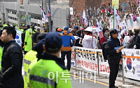 [포토] 구속영장 청구소식에 다시 모여든 지지자들