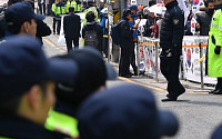 [포토] 박 전 대통령 구속영장 청구...삼성동 집결하는 지지자들