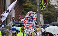 [포토] 굳은 날씨에도 삼성동에 모인 지지자들