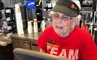 美맥도날드 ‘44년 장기근속’ 94세 할머니