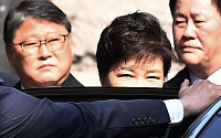 [포토] 지지자들 바라보는 박 전 대통령