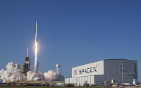 머스크의 스페이스X, 항공우주산업 신기원 열어…재활용 로켓 발사 후 회수 성공