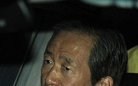 [포토]청운동 자택 들어서는 정몽준 전 한나라당 대표