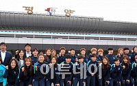 [포토]평양순안공항에서 파이팅 외치는 여자축구대표팀