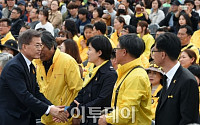 [포토] 유족들과 악수하는 문재인