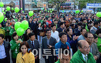 [포토] 초록 풍선 들고