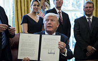 트럼프, 외국산 철강 조사 지시하는 행정각서에 서명...미국 안보 빌미로 보호무역주의 강화