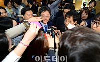 [포토] '3자 단일화' 취재진에 둘러싸인 유승민