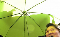 [포토] 초록우산 선물받은 안철수