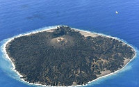 일본 니시노지마 화산 분화…해안까지 용암 흘러 &quot;섬 지형도 변했다&quot;
