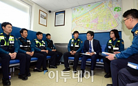 [포토] 경찰들과 만난 유승민