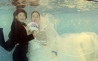 [포토]시원한 결혼식 '수중웨딩쇼'