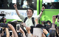 [포토] 강남역 등장한 안철수 대선후보 '미소'