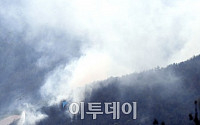 [포토]잡히지 않는 삼척산불 '거대한 연기와 마주한 진화헬기'