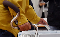 [포토] 지팡이를 짚으며 한 표 행사