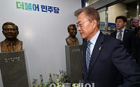 [포토] 김대중,노무현 전 대통령 앞 지나치는 문재인