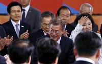 [포토] 문재인 대통령 향해 박수치는 황교안 총리