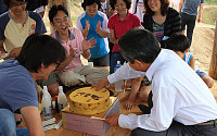 [포토]고 노무현 전 대통령, 퇴임 후 첫 생일