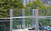 [포토]공중보행로에서 즐기는 '낮잠'