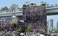 [포토]서울로7017에서 서울역광장으로 쏟아지는 폭포처럼 '슈즈트리 눈길'