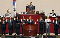 [포토]국회 본회의 개회식, 선서하는 당선자들