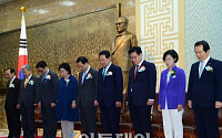 [포토] 묵념하는 국회의장과 각 당 대표