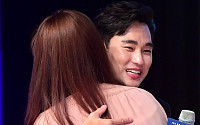 [BZ포토] 김수현, 여성 팬과의 뜨거운 포옹