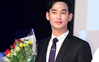 [BZ포토] 김수현, 꽃을 든 남자