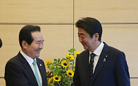 정의장, 일본서 아베 만나 중단된 셔틀외교 정상화 제안