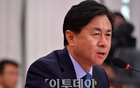 [포토] 질의에 답하는 김영춘