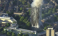 英 런던 24층 고층 아파트 대형 화재…“부상자 최소 30명·사망자 다수인 듯”