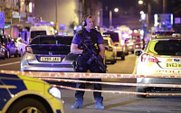 ‘잇단 악재’英 런던, 이번엔 승합차 돌진으로 1명 사망…메이 “잠재적 테러 가능성”