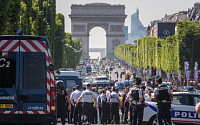 파리 샹젤리제 대로서 폭발물 실은 차량, 경찰차에 돌진…테러 가능성 놓고 수사 착수