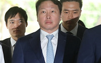 박 전 대통령 재판 증인 나선 최태원 회장, 취재진엔 '묵묵부답'