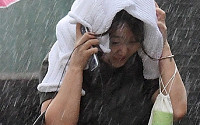 [포토] '우산 대신 옷으로'