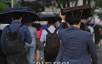 [포토] 우산 대신 서류가방